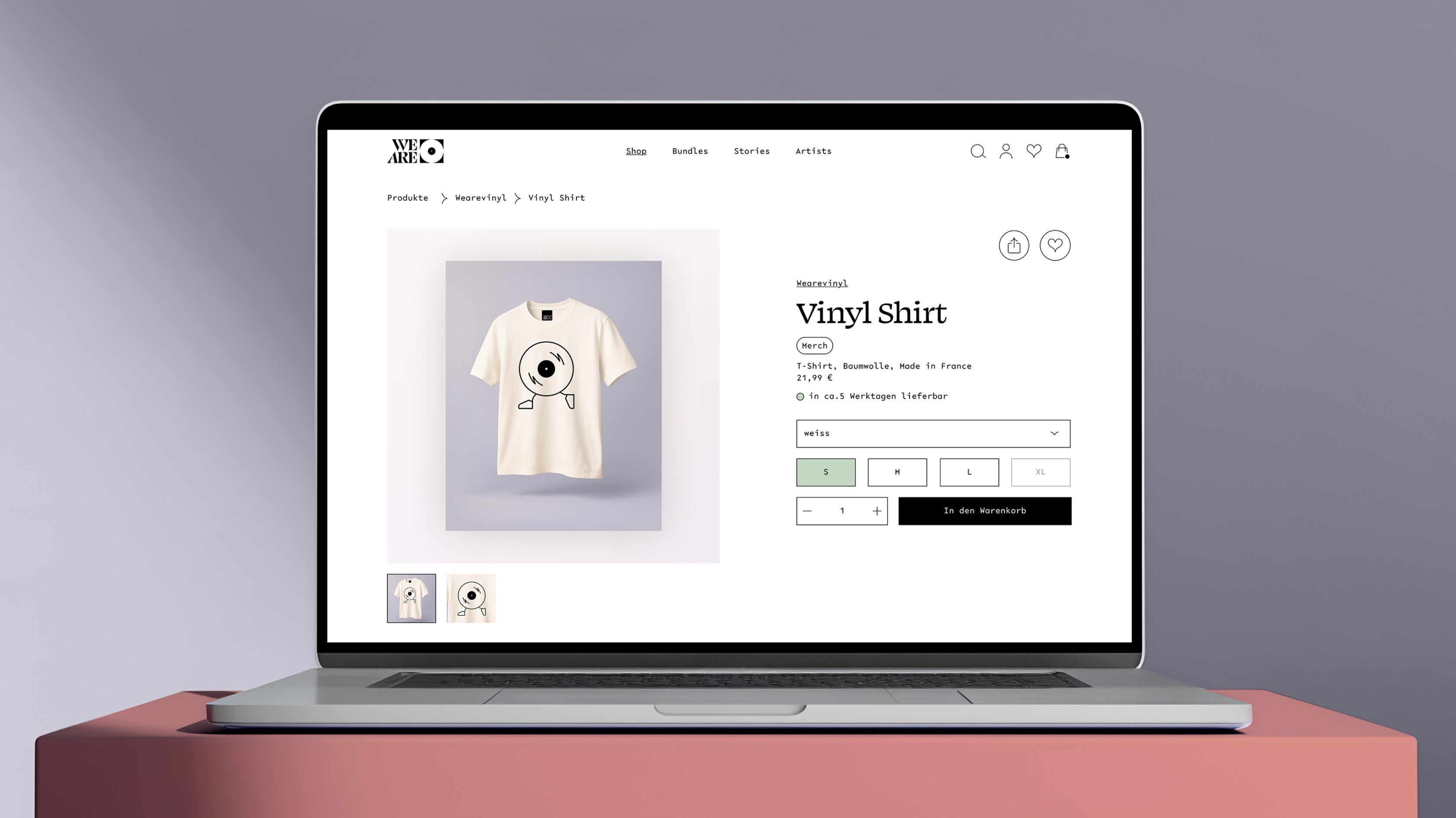 Desktop-Ansicht des Seiteneinstiegs einer Produktdetailseite mit Merch-Artikel und entsprechenden Shop-Funktionalitäten