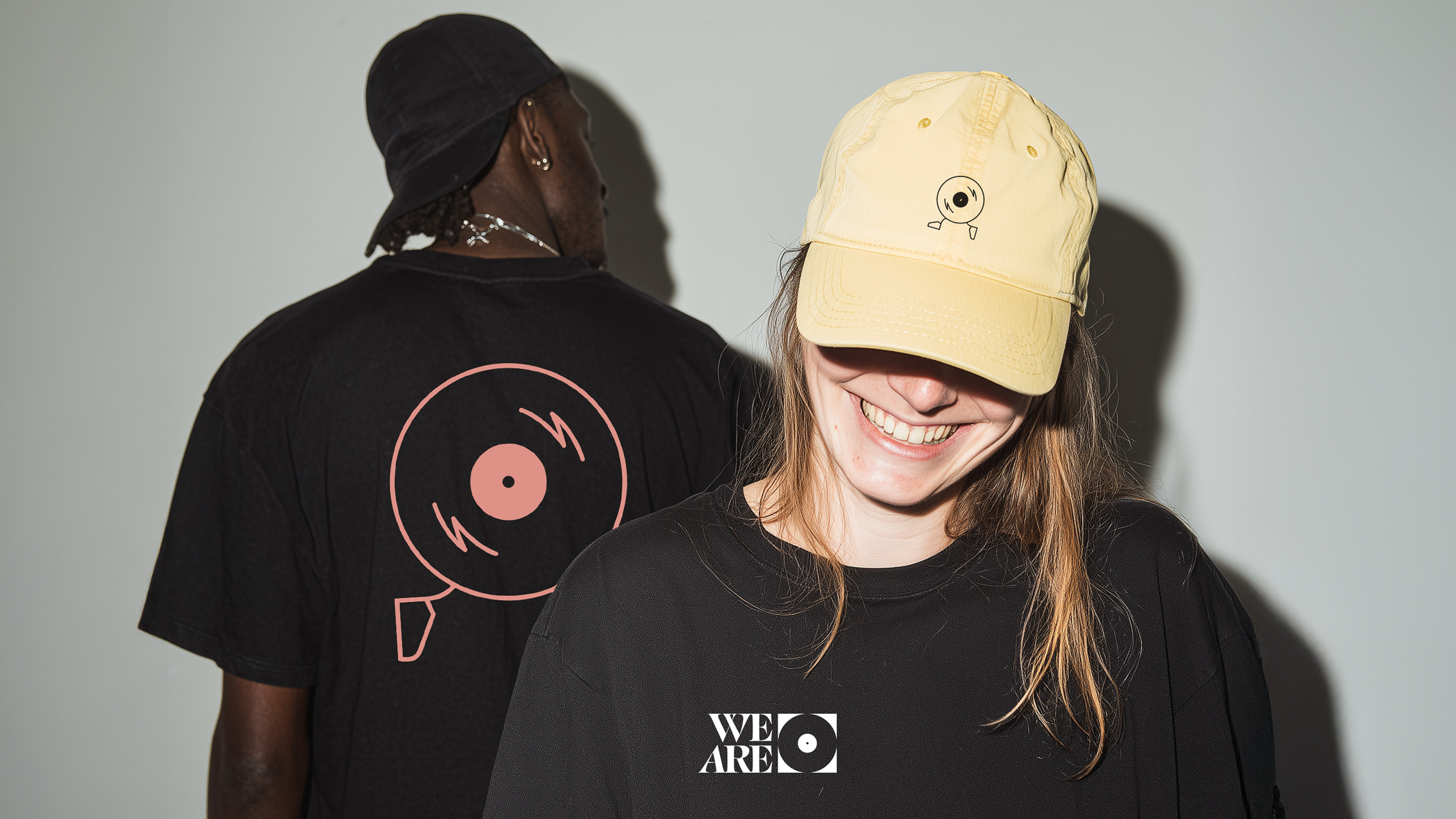 Entwurf für ein Apparel-Design mit bestickter Cap und bedruckten Shirts